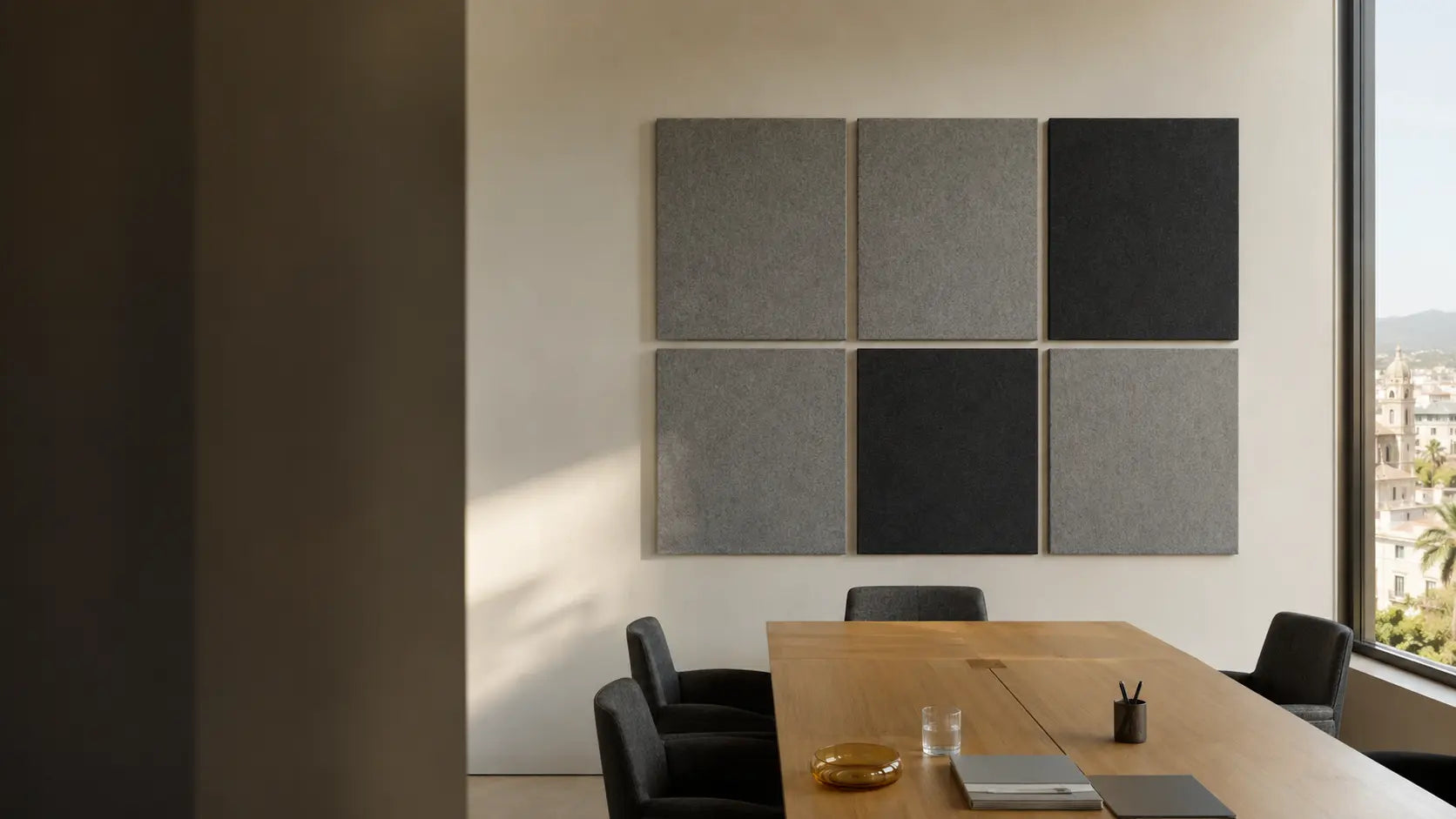 Paneles acústicos decorativos en una sala de reuniones contemporánea
